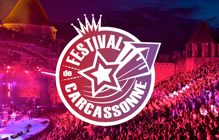 Image d'une scène avec la foule de profil et le logo du festival de Carcassonne par dessus. Une Etoile au centre avec une flèche vers la droite, entourée d'un cercle avec une couronne dessus